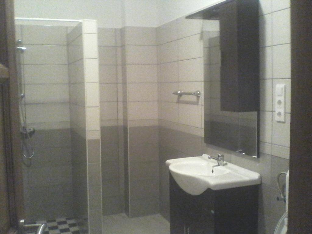 Bastya Apartmanhaz Sárvár Стая снимка